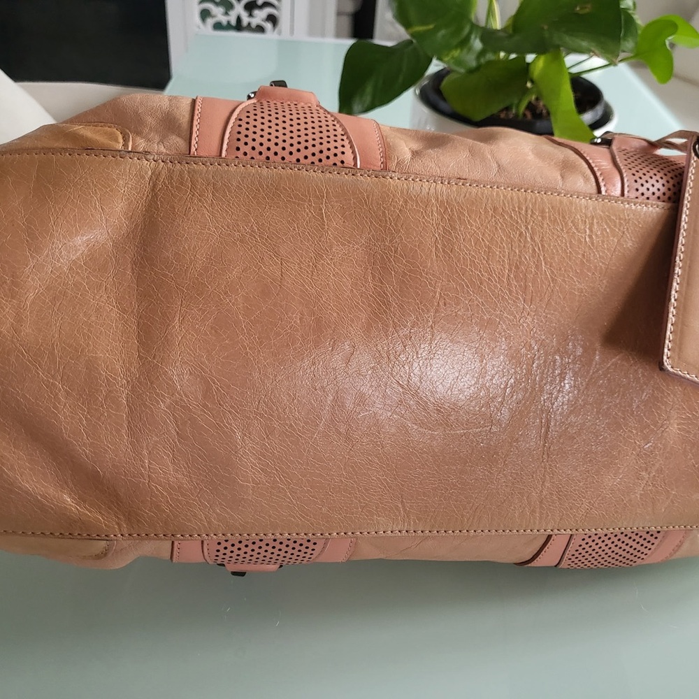 BALENCIAGA HOOK TOTE MM CHEVRE LEATHER - Picture 6 of 12